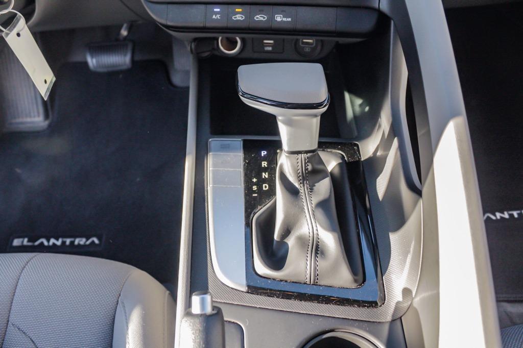 2021 Hyundai Elantra SE photo 8