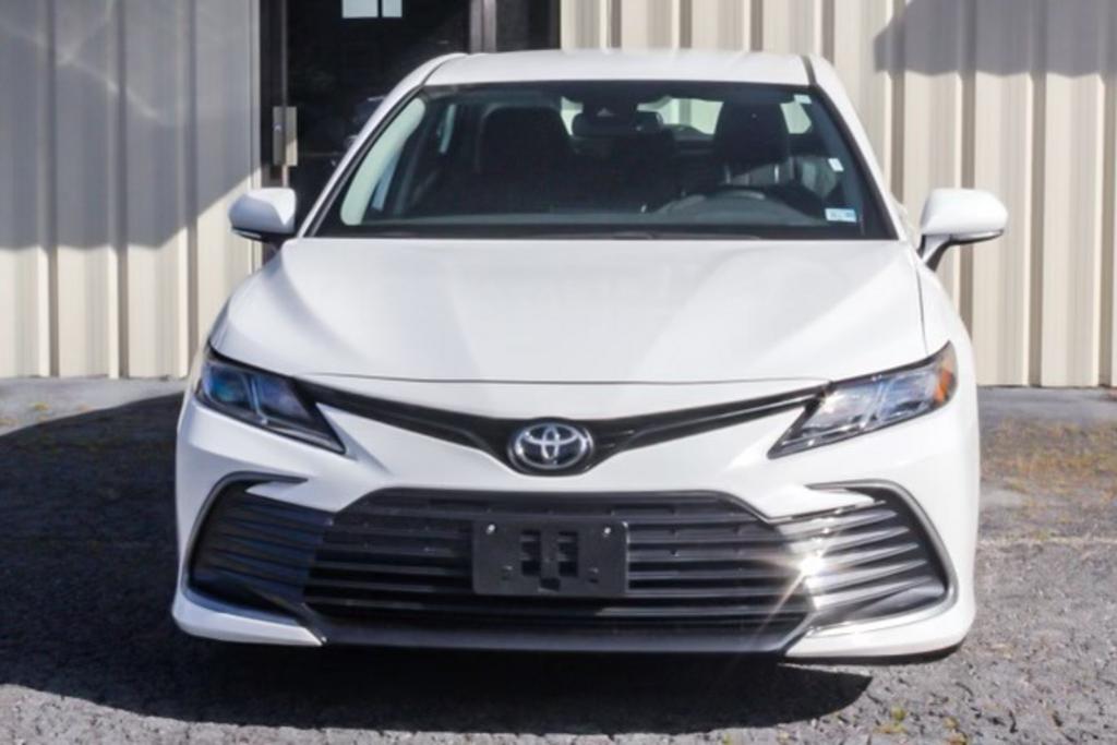 2022 Toyota Camry LE photo 3