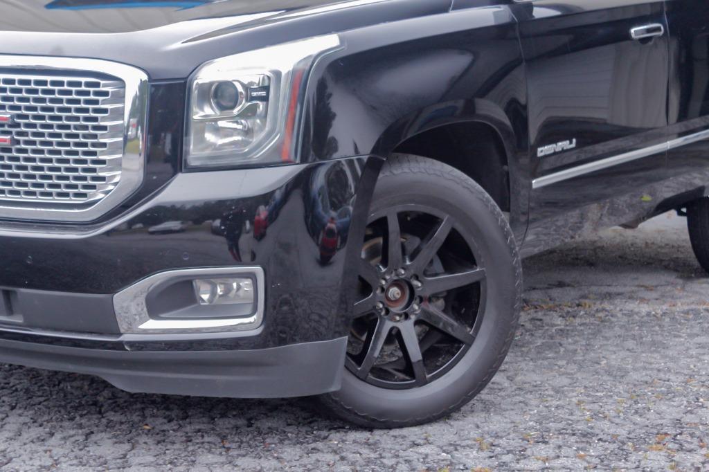 2015 GMC Yukon Denali photo 2