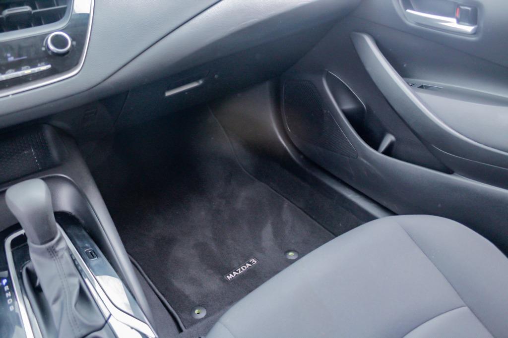 2021 Toyota Corolla LE photo 18